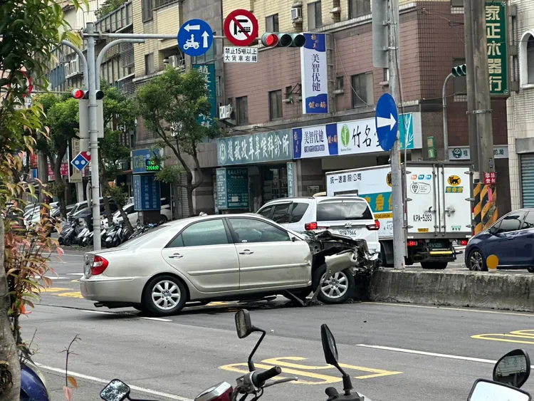 車輛暴衝。翻攝畫面