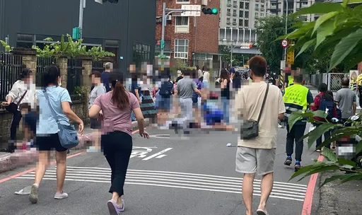 三峽國中前車輛暴衝 1大3小無生命跡象!多人倒地慘狀曝光