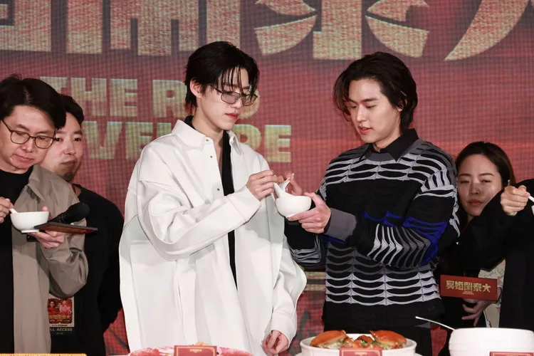 PP（左二）、Billkin共喝一碗佛跳牆，讓全場嗑到了。攝影中心攝