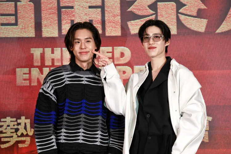 PP（右）用手指Billkin的酒窩，展現BKPP的默契。攝影中心攝