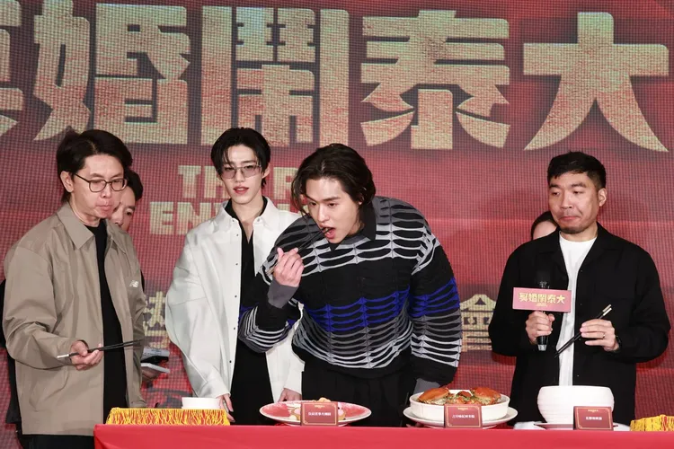 Billkin（右二）吃起炸湯圓。攝影中心攝