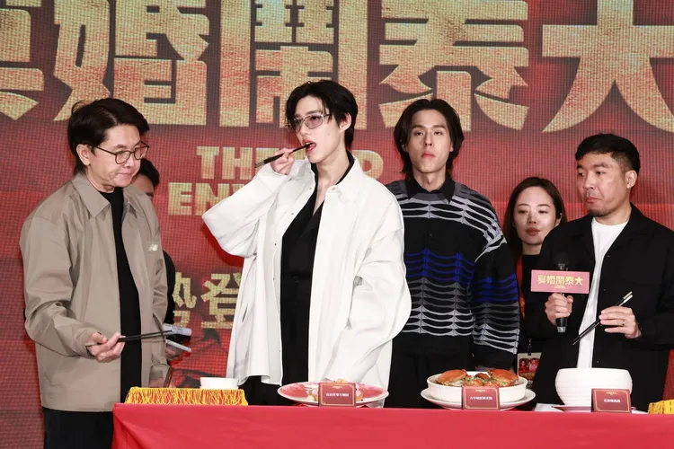 PP（左二）順勢接下Billkin的筷子，品嘗炸湯圓。攝影中心攝