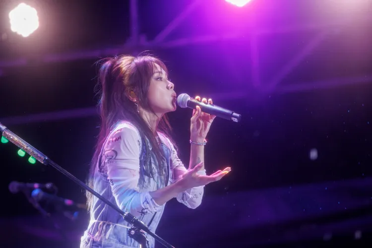 蔡健雅邊唱邊怕被電，直喊刺激。台東縣政府提供