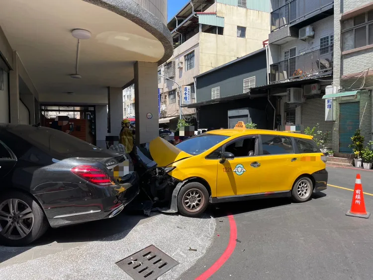 屋內一名7旬婦人輕傷未送醫，但被嚇得不輕。民眾提供