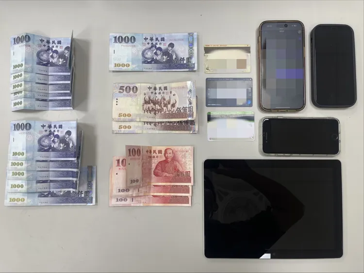 警方查扣手機及贓款。中壢警分局提供