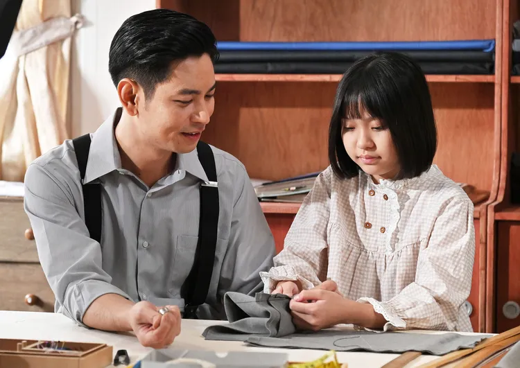 楊子儀（左）劇中是女兒西裝裁縫的啟蒙，右為朱雅琪。台視提供