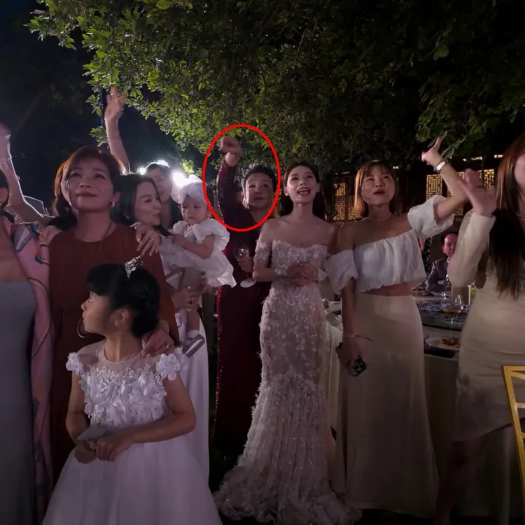 張蘭（紅圈處）貼著馬筱梅唱歌，突然嚴肅地對著鏡頭畫圈圈，示意攝影師拍舞台。翻攝張蘭微博