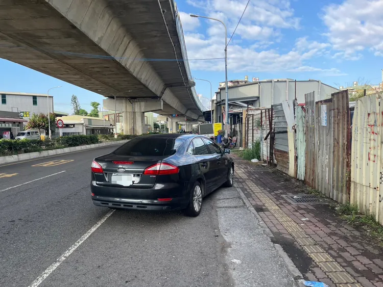 自小客肇事後，車上駕駛與乘客全都落跑。翻攝畫面