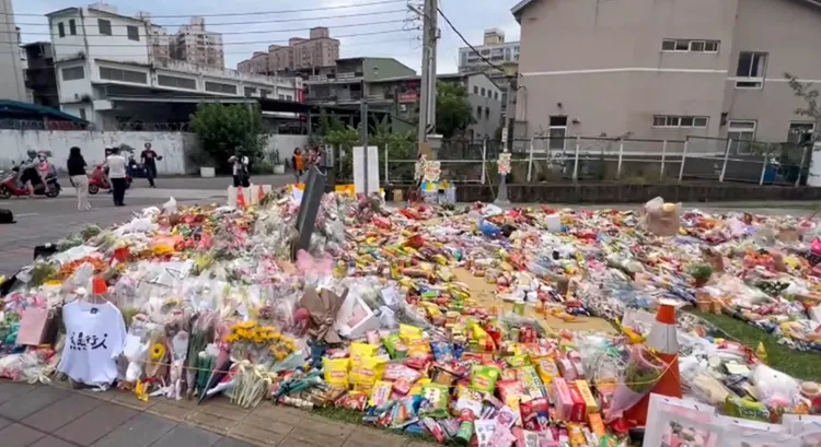 三峽車禍事故現場，有不少民眾擺放花束、餅乾等物品。讀者提供