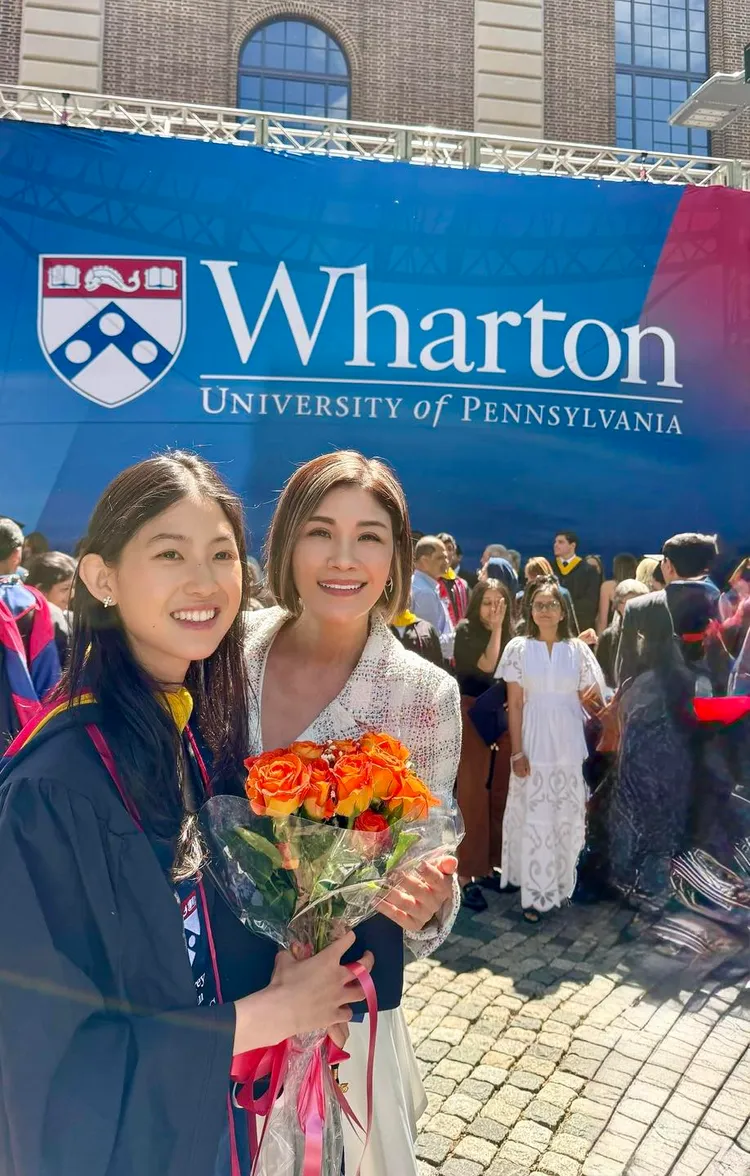 蔣雅淇開心曬出參加女兒畢業典禮的照片。翻攝蔣雅淇臉書