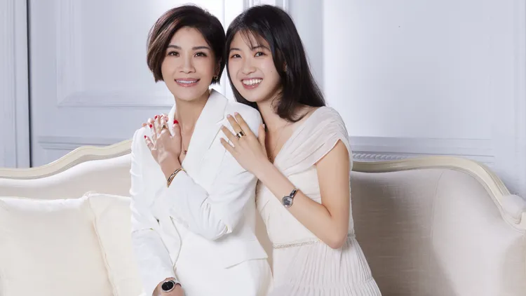 前主播蔣雅淇（左）和女兒關愛是互補個性。品牌提供