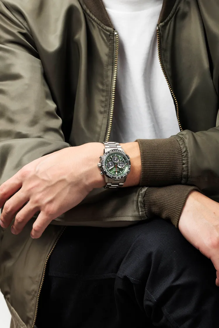 CA4664-60W外觀呈現帶金屬質感的墨綠色。品牌提供