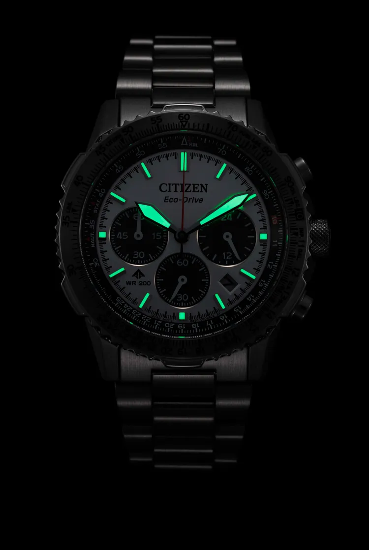 腕錶的時標刻度、時針與分針皆覆以高亮度夜光塗層。品牌提供