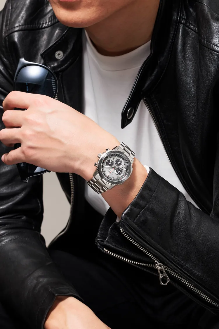 CA4660-61A以黑白撞色設計呈現標誌性「熊貓臉」。品牌提供