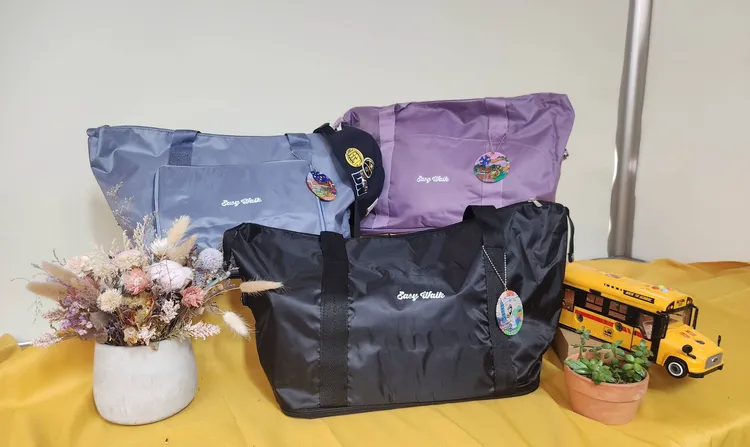 宗教祈福限量紀念品「EASY WALK漫遊包」。台北市民政局提供