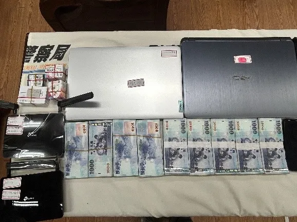 查扣現金及筆電等物品。翻攝畫面