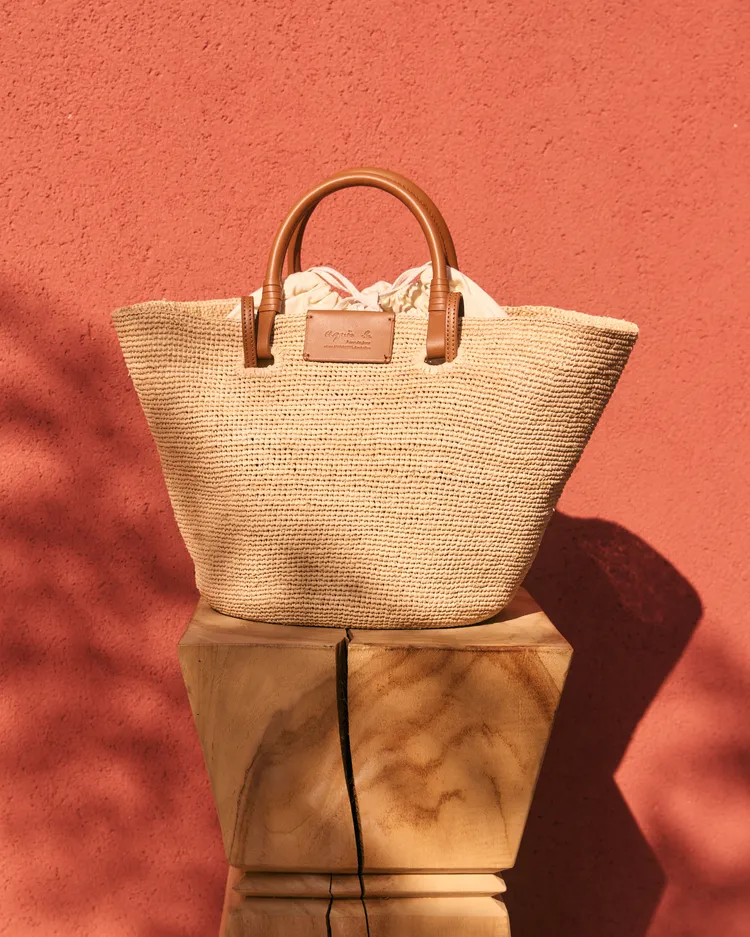 agnès b.拉菲草兩用袋以休閒感的田園提籃輪廓呈現。品牌提供