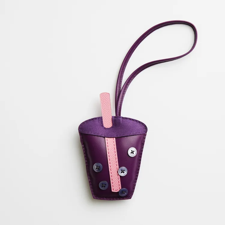 愛馬仕ppetit h珍珠奶茶造型吊飾，2萬700元。品牌提供