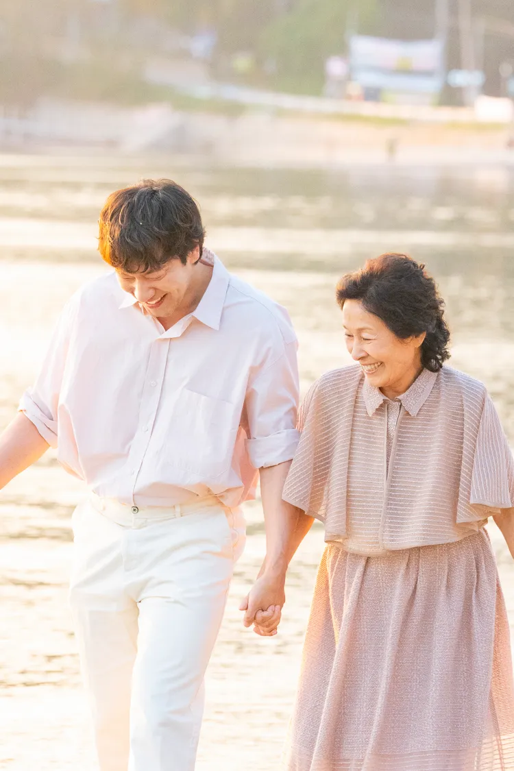 孫錫求（左）表示跟金惠子演夫妻並不尷尬。Netflix提供