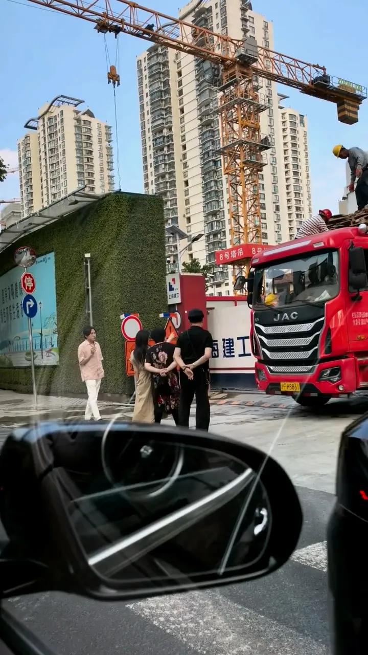 網友猜測伊能靜一行人在看翠湖天地豪宅。翻攝丁火豪宅諮詢小紅書