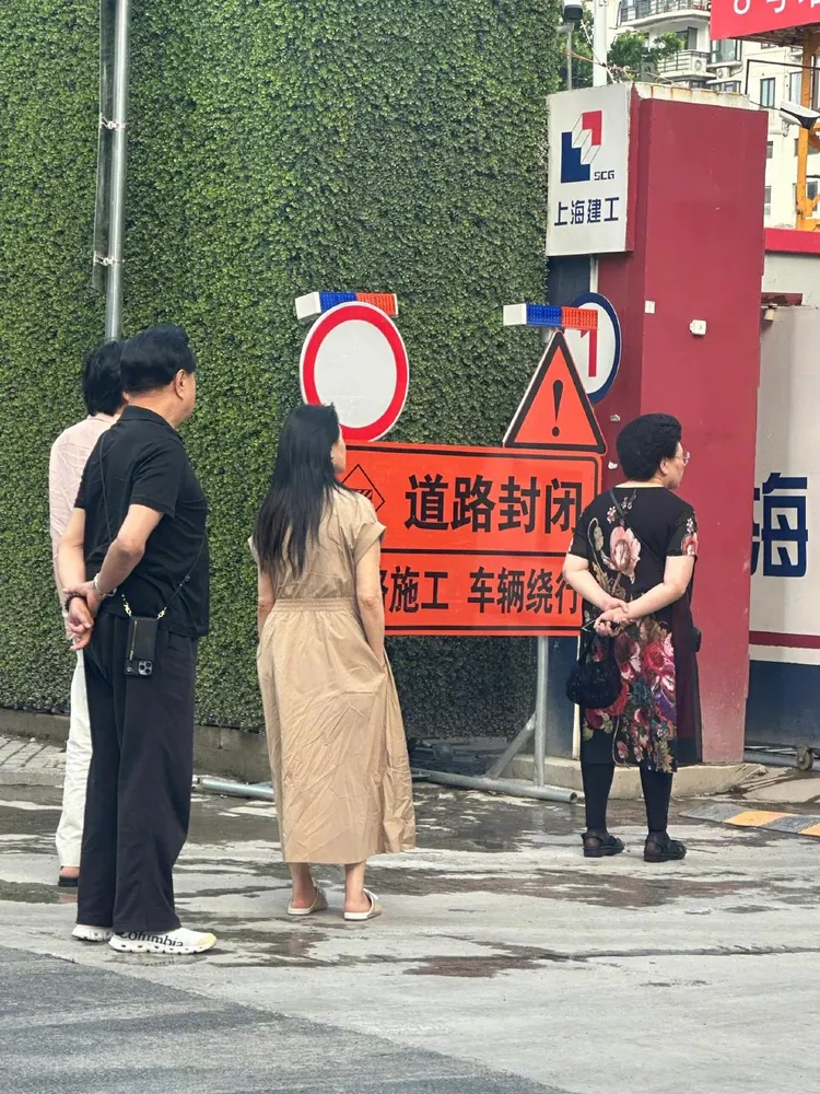 伊能靜和秦昊、秦昊爸媽看得很認真。翻攝又看到我了嗎微博