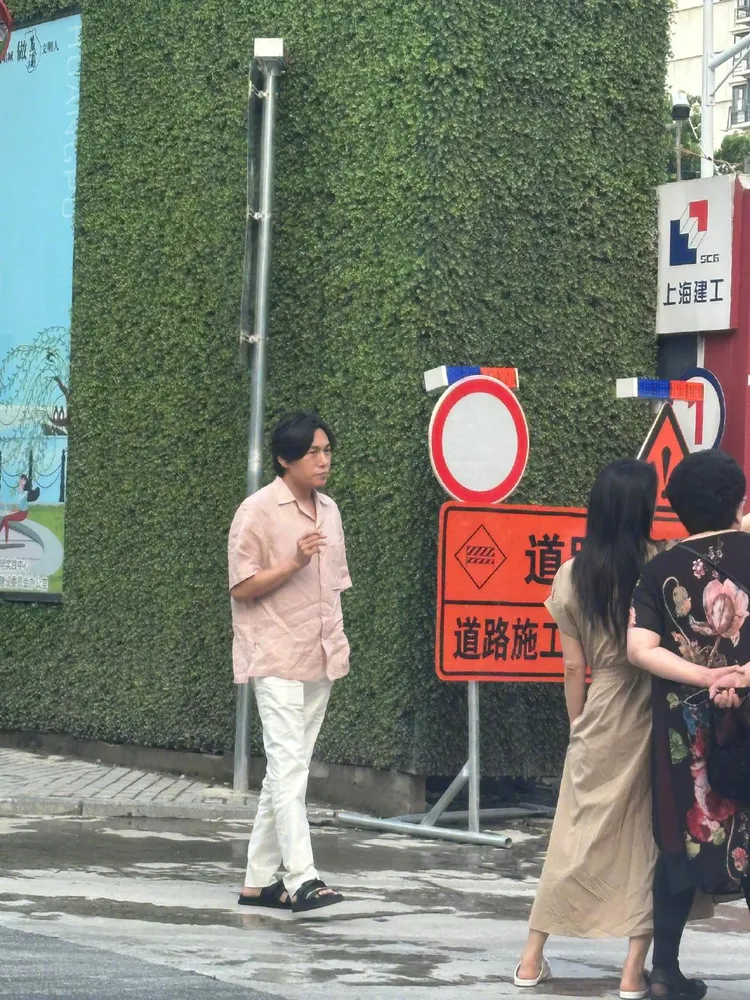 秦昊走在後頭一邊抽著菸。翻攝又看到我了嗎微博