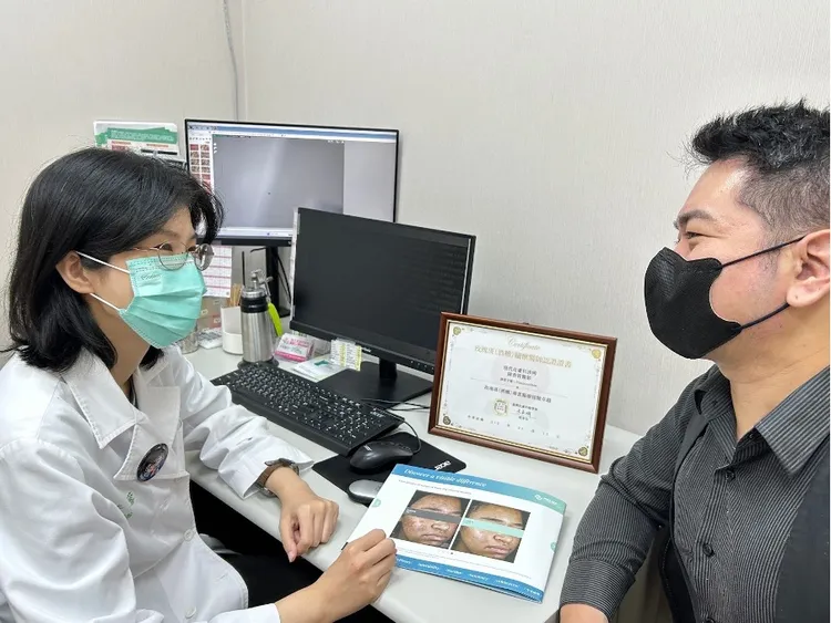 陳香蓉醫師(左)分享肌膚保養與抗痘知識。照片提供 ：台灣醫用雷射光電學會