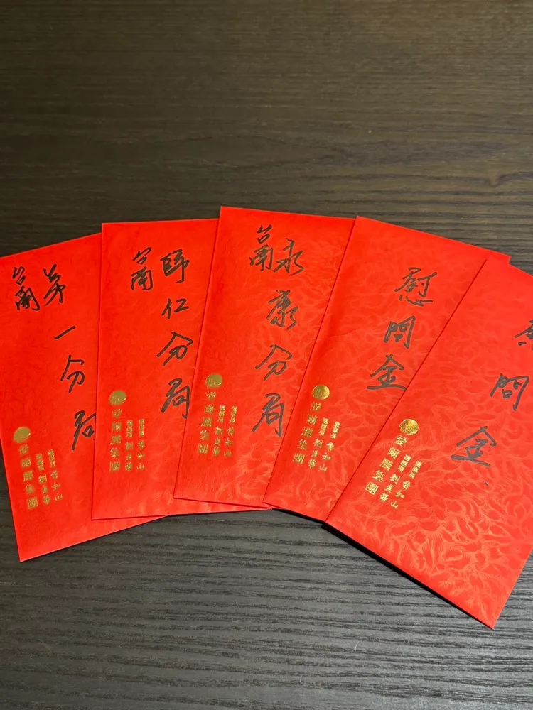 愛爾麗集團董事長常如山致贈慰問金及破獲詐騙案獎勵金。翻攝畫面