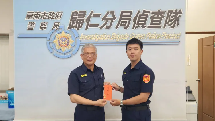 愛爾麗集團董事長常如山致贈受傷警員慰問金及破獲詐騙案獎勵金。翻攝畫面