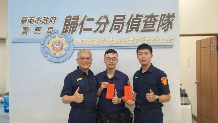 愛爾麗集團董事長常如山致贈受傷警員慰問金及破獲詐騙案獎勵金。翻攝畫面