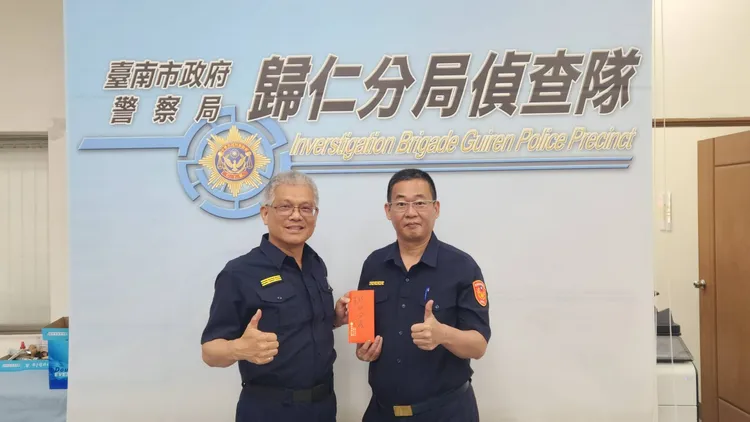 愛爾麗集團董事長常如山致贈受傷警員慰問金及破獲詐騙案獎勵金。翻攝畫面