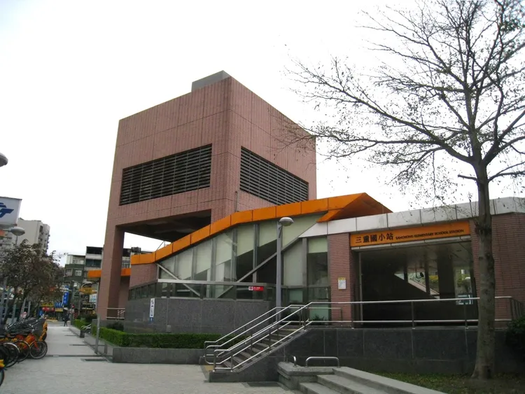 三重國小站近一年千萬元內的中古屋交易量達192件，僅次於淡水站，是消費者最有機會找到千萬宅的區域之一。永慶房產集團提供