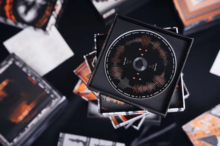 Tizzy Bac新專輯裝幀設計宛如「俄羅斯套娃」。圖／相信音樂提供