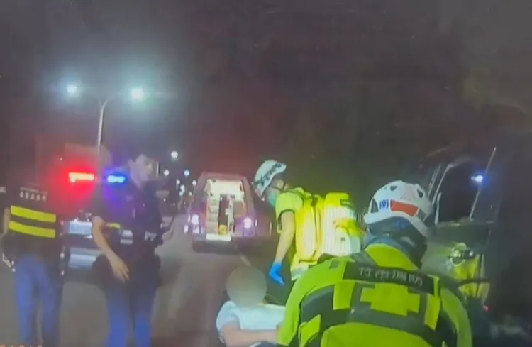 警消合力救出男子送醫。新竹市府提供