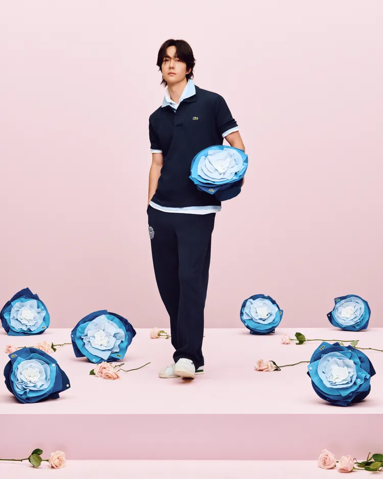 王一博手上、身邊散落著以藍色Polo衫製成的漸變藍色花束。品牌提供