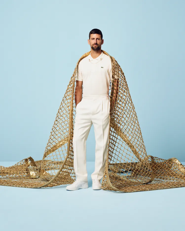 喬科維奇的時髦單品由金色球網改制而成的華麗披風。品牌提供