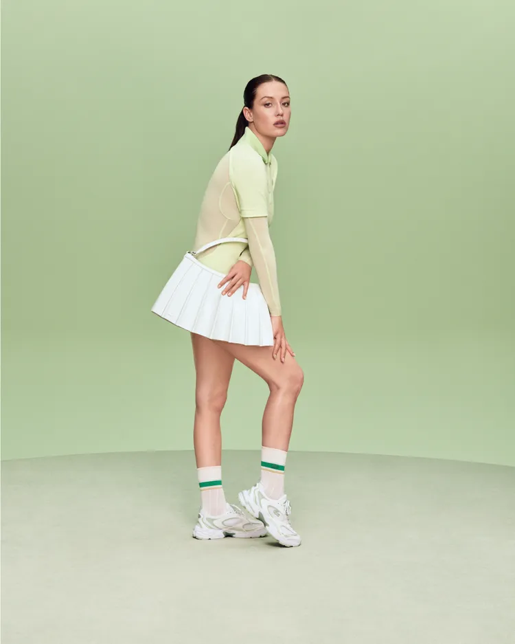 法國演員愛黛兒將手上LENGLEN BAG裙包當作百褶裙一樣展示。品牌提供