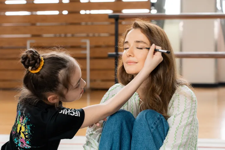 瑞莎（右）被小朋友們妝扮成濃妝教練。IFCHIC提供