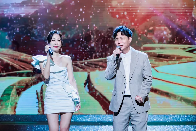 向蕙玲（左起）、陳隨意表演，差點摔壞30萬元麥克風。中視提供