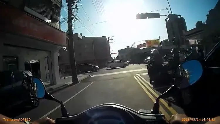 警車為了王男夫妻開道。民眾提供