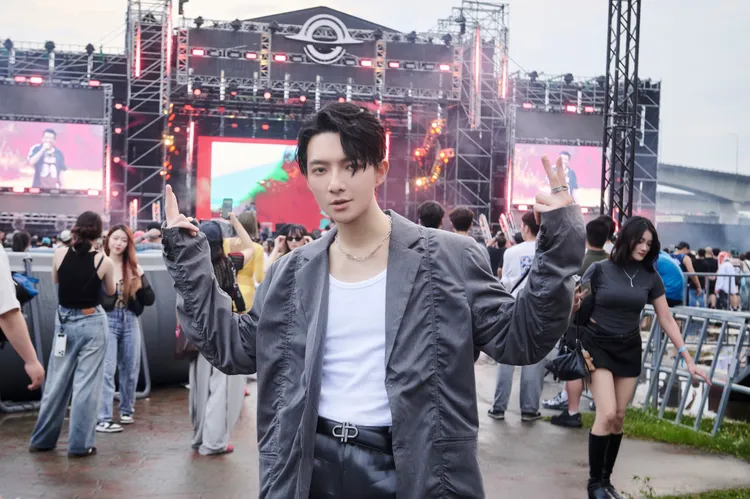 陳竟飛將於今夏推出首張創作專輯。小馬鈴薯娛樂製作、我在娛樂提供