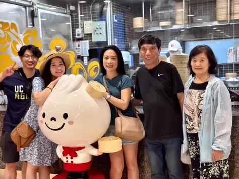 張晴月與家人在台灣鼎泰豐留影。翻攝自IG