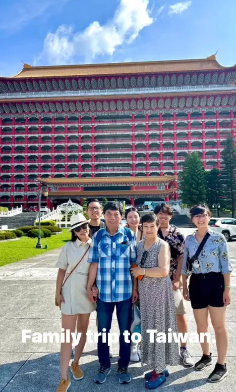 張晴月與家人在圓山大飯店合影。翻攝自IG