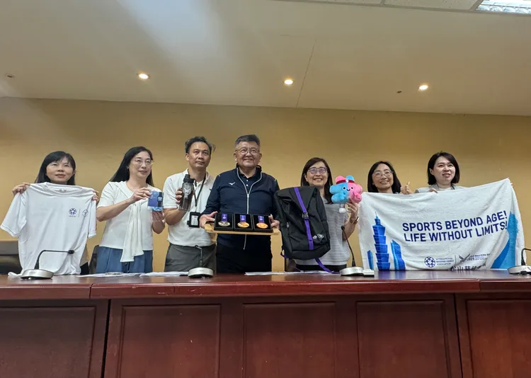 選手大禮包內容物豐富，總價值估超過4000元。記者張綵茜攝