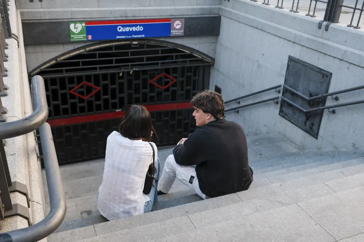 西班牙4月28日發生史上最嚴重大停電，交通全面停擺，班機大亂、火車癱瘓、捷運停駛。圖為停電當天，首都馬德里一處關閉的捷運站。 中央社