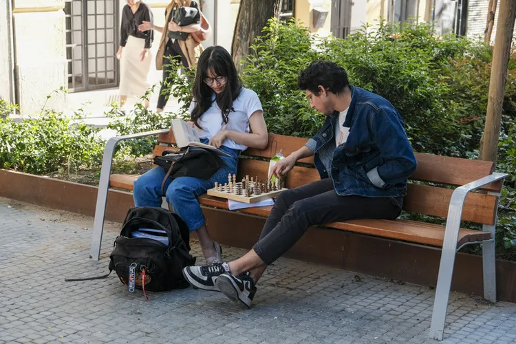 西班牙4月28日發生史上最嚴重大停電，天性樂觀的西班牙人發揮活在當下的生活哲學，和鄰居與親友聚集在街頭和廣場，以日光閱讀、畫畫、玩桌遊，開派對找樂子，冷靜面對危機。圖為停電當天，首都馬德里一處路邊長椅，年輕人悠閒下棋等待供電恢復。 中央社