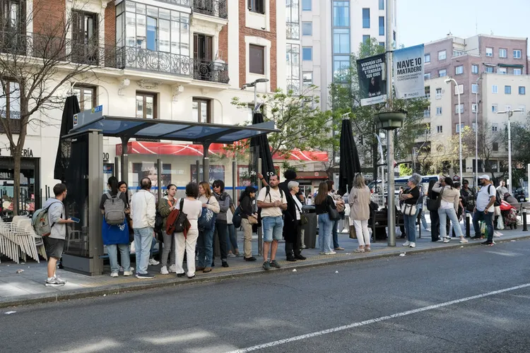 西班牙4月28日發生史上最嚴重大停電，交通首當其衝，紅綠燈號誌不亮，高速公路塞車嚴重，導致許多民眾回不了家，只剩下公車持續行駛。圖為停電當天，首都馬德里的民眾守秩序地排隊等候公車情景。 中央社