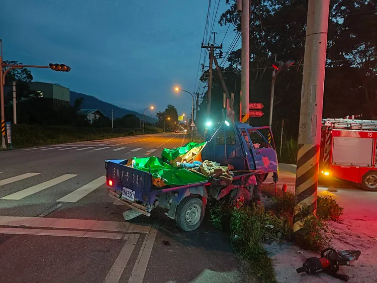 小貨車撞路邊紅綠燈號誌桿車頭凹陷，坐在後車斗的2人飛出路面慘死，車上赫見獵槍及獵物。民眾提供