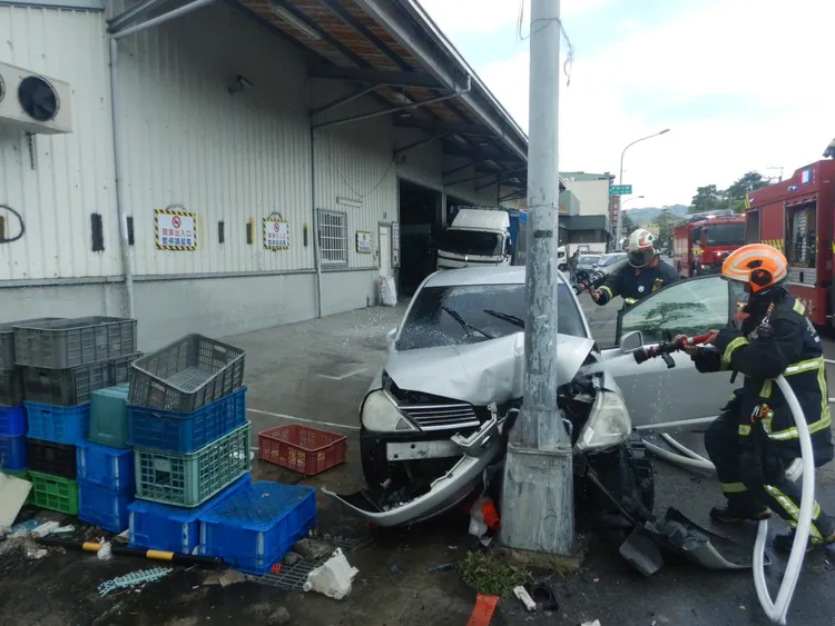 警消到場邊射水避免起火，邊把受傷的蔡姓男子脫困送醫。翻攝照片