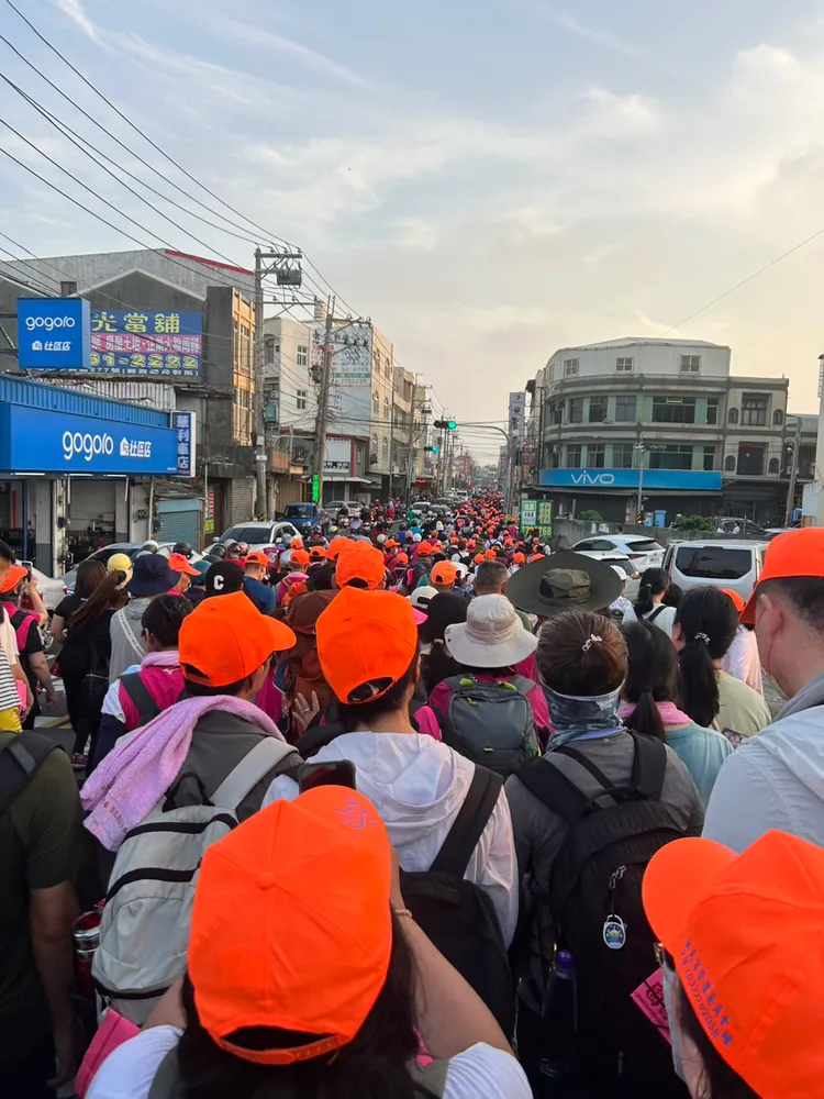 白沙屯媽祖「粉紅超跑」進入鹿港鎮，整個小鎮為之沸騰。民眾提供